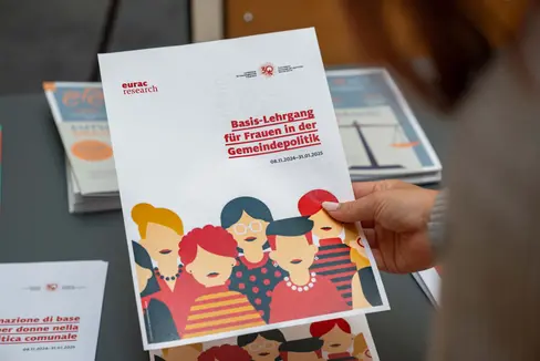 Heute (8. November) ist der Lehrgang für Frauen in der Gemeindepolitik mit einer Auftaktveranstaltung im Eurac-Auditorium für 76 Teilnehmerinnen gestartet. (Foto: LPA/Greta Stuefer)