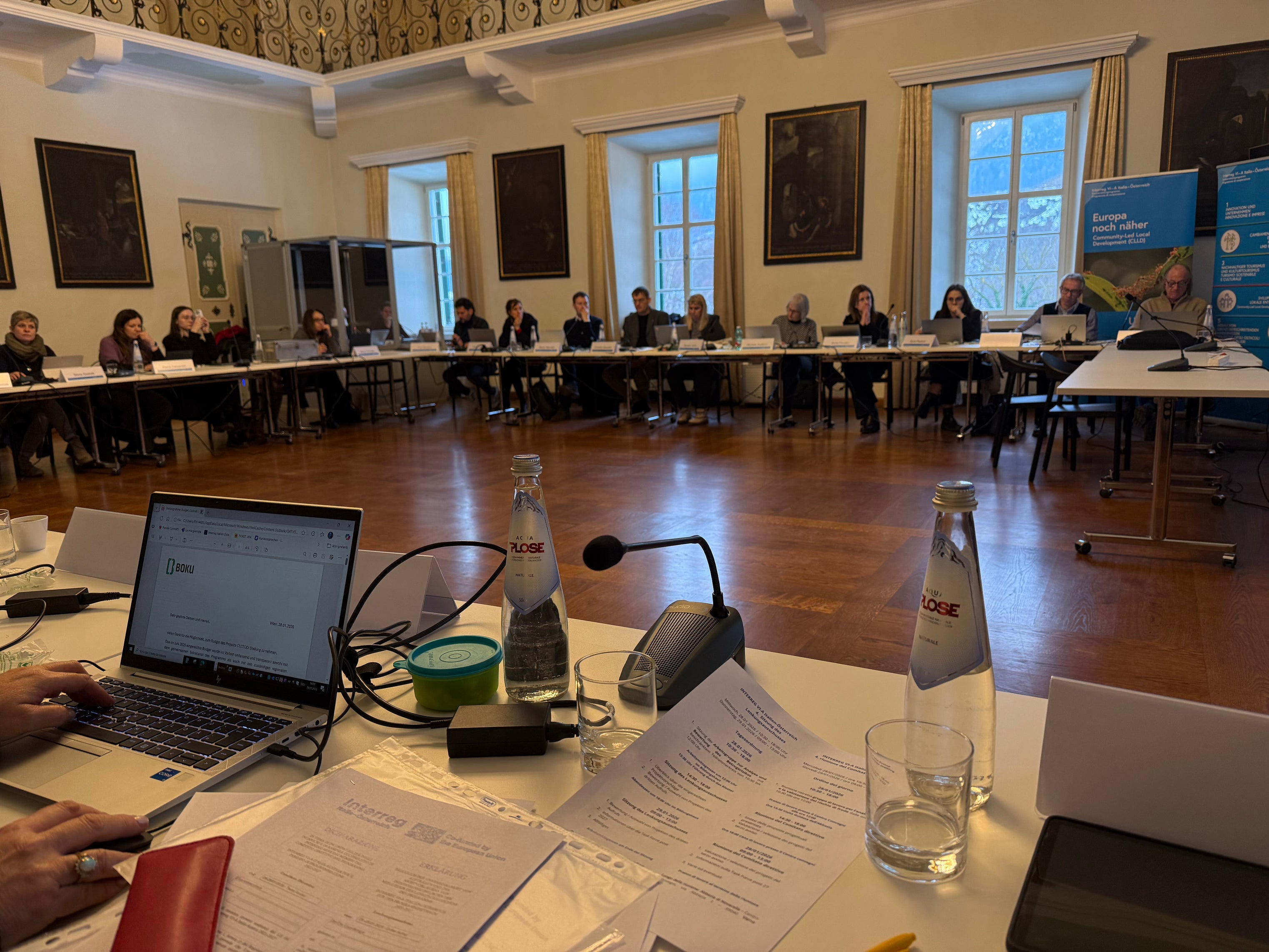 Il Comitato direttivo del programma UE Interreg VI-A Italia-Austria ha recentemente approvato, presso l'abbazia di Novacella, i 26 progetti del terzo bando di questo periodo di programmazione. Ciò significa che i fondi dell'attuale periodo di programmazione 2021-2027 sono stati esauriti. (Foto: USP/Ripartizione Europa della Provincia autonoma di Bolzano)