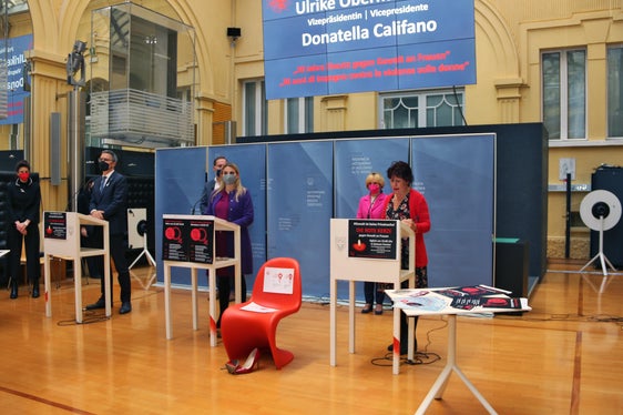 Jeden dritten Tag wird eine Frau Opfer von Gewalt, Aktionen wie der besetzte Stuhl sollen an die Gewaltopfer erinnern. (Foto: LPA/Carmen Kollmann)