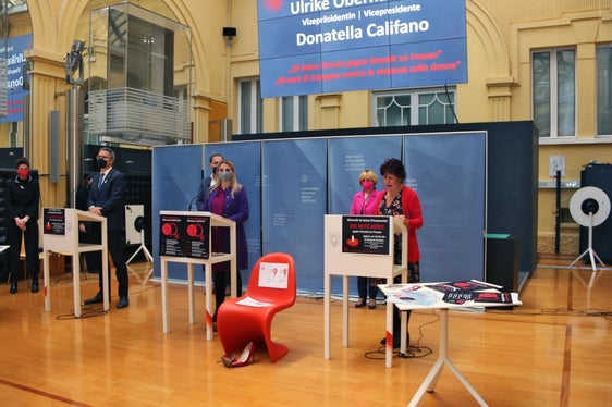 Jeden dritten Tag wird eine Frau Opfer von Gewalt, Aktionen wie der besetzte Stuhl sollen an die Gewaltopfer erinnern. (Foto: LPA/Carmen Kollmann)