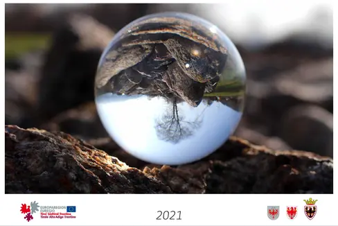 Die Europaregion sucht Fotos aus Tirol, Südtirol und dem Trentino für den Jahreskalender 2022, im Bild der diesjährige Euregio-Kalender. (Foto: Euregio)