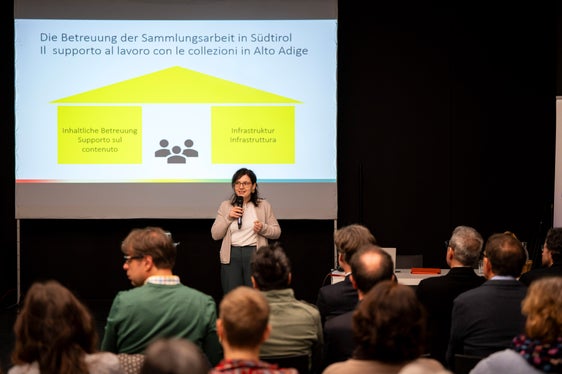 Notburga Siller, Mitarbeiterin im Amt Museen und museale Forschung, hat die Neugestaltung des Webportals begleitet und mitgestaltet. Für sie ermögliche das Portal die systematische Erfassung all dessen, was man über Sammlungsobjekte weiß. (Foto: LPA/Fabio Brucculeri)