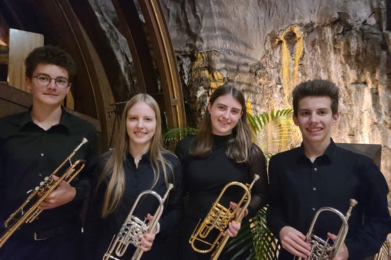 Junge Solist:innen am Podium am Sonntag, 23. November, ab 17 Uhr im Forum in Brixen (von links): Johannes Stuppner, Ylva Felicitas Schöpf, Johanna Tratter, David Kritzinger im Trompetenensemble Metre2 der Musikschule Überetsch/Mittleres Etschtal (Lehrperson Anton Ludwig Wilhalm). (Foto: LPA/Landesdirektion Deutsche und ladinische Musikschule/Anton Ludwig Wilhalm)