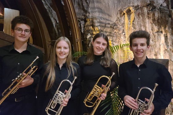 Junge Solist:innen am Podium am Sonntag, 23. November, ab 17 Uhr im Forum in Brixen (von links): Johannes Stuppner, Ylva Felicitas Schöpf, Johanna Tratter, David Kritzinger im Trompetenensemble Metre2 der Musikschule Überetsch/Mittleres Etschtal (Lehrperson Anton Ludwig Wilhalm). (Foto: LPA/Landesdirektion Deutsche und ladinische Musikschule/Anton Ludwig Wilhalm)