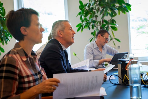 L'assessore provinciale Brunner (al centro) alla riunione online del Comitato di coordinamento e di indirizzo del Parco nazionale dello Stelvio: È importante per noi conciliare gli interessi della conservazione della natura e della tutela dell'ambiente con le esigenze della popolazione. (Foto: ASP/Fabio Brucculeri)