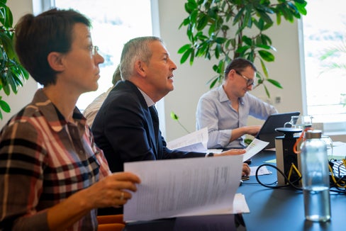 Landesrat Brunner (Mitte) bei der Online-Sitzung des Koordinierungs- und Lenkungsausschusses für das Stilfserjoch: Für uns ist es wichtig, die Interessen von Natur- und Umweltschutz mit den Bedürfnissen der Bevölkerung in Einklang zu bringen. (Foto: LPA/Fabio Brucculeri)