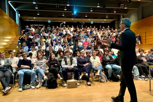 Nel corso della visita al WFO e al Realgymnasium/FOB di Bolzano, il presidente della Provincia, Arno Kompatscher, ha illustrato la strategia dell’Alto Adige nel campo della sostenibilità (Foto: ASP)