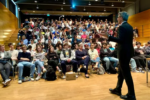 Vor jeweils voll besetzen Aulen sprach Landeshauptmann Arno Kompatscher an zwei Bozner Oberschulen (hier Realgymnasium Anich) über den Klimaplan des Landes und stellte sich den Fragen der Schülerinnen und Schüler. (Foto: LPA)