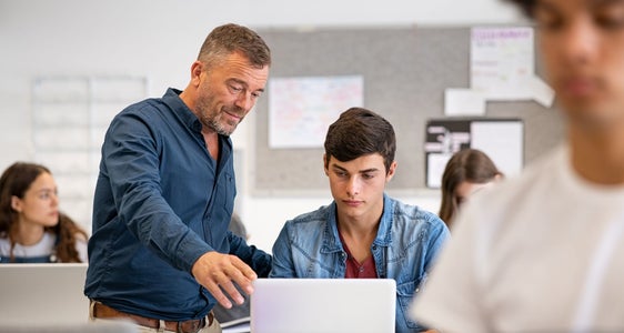 Auch im kommenden Schuljahr 2023/2024 wird es möglich sein, in Bozen, Brixen, Bruneck und Meran, die Abendmittelschule zu besuchen und sich kostenlos auf die Abschlussprüfung der Mittelschule vorzubereiten. (Foto: Shutterstock)