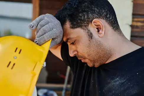 Il caldo mette particolarmente a dura prova tutti coloro che sono costretti a lavorare all’aperto. Attualmente l’Ispettorato del lavoro e il Servizio Medicina del Lavoro stanno effettuando controlli nei cantieri e nelle aziende. (Foto: www.pexels.com. La foto può essere utilizzata solo in relazione al presente comunicato stampa)