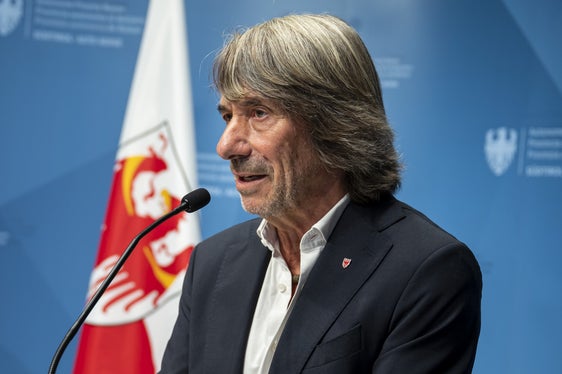 Con l'hotline sanitaria 116117 offriamo ai pazienti un accesso unico all’assistenza sanitaria, facilmente raggiungibile e in grado di fornire loro rapidamente orientamento e aiuto per trovare l'assistenza adeguata. Si tratta di un passo importante verso lo sviluppo di un’assistenza sanitaria ancora più integrata e vicina al luogo di residenza”, afferma Hubert Messner, assessore provinciale alla Prevenzione sanitaria e Salute. (Foto: USP/Fabio Brucculeri)