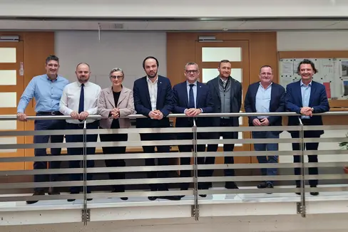 Erste Sitzung der neuen interinstitutionellen Arbeitsgruppe für die Schulbauplanung: (v.l.) Marco Springhetti (Abteilungsdirektor Hochbau), Ressortdirektor Daniel Bedin, Rolanda Tschugguel (Abteilungsdirektorin Bildungsförderung), Landesräte Philipp Achammer und Christian Bianchi, Mathias Stuflesser (Abteilungsdirektor ladinische Bildungs- und Kulturverwaltung), Bildungsdirektor Gustav Tschenett und Hauptschulamtsleiter Vincenzo Gullotta. (Foto: LPA/Gianluca Crocco)