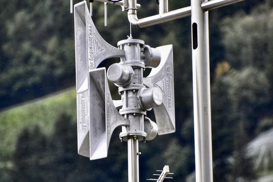 570 Sirenen in neun Feuerwehrbezirken (im Bild jene von Algund) sind am internationalen Tag der Katastrophenvorbeugung, dem 13. Oktober, eine Minute lang landesweit mit einem auf- und abschwellenden Heulton beim Zivilschutz-Probealarm zu hören. (Foto: Landesfeuerwehrverband/Diddi Osele)
