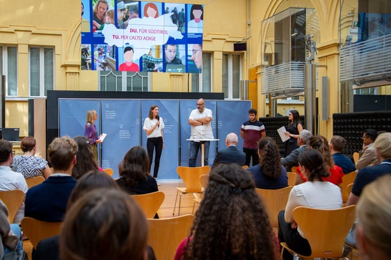 Im vergangenen Herbst haben die Sommerpraktikanten und Sommerpraktikantinnen bei einer Abschlussveranstaltung Rückblick gehalten und sich ausgetauscht. (Foto: LPA/Fabio Brucculeri)