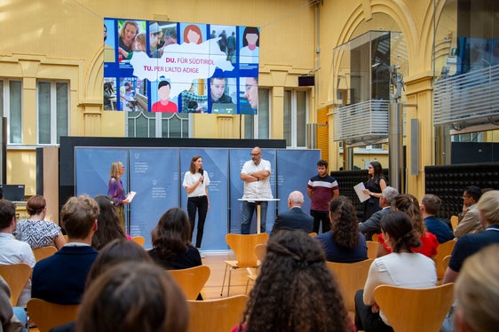 Im vergangenen Herbst haben die Sommerpraktikanten und Sommerpraktikantinnen bei einer Abschlussveranstaltung Rückblick gehalten und sich ausgetauscht. (Foto: LPA/Fabio Brucculeri)