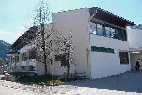 Düc i 230 candidac y candidates che ê scric ite ala terza mesana dl ann scolastich 2023/24 é gnüs ametüs y ametüdes, 229 á completé y superé l’ejam. Tl imaja la scora mesana La Ila. (Foto: USP)