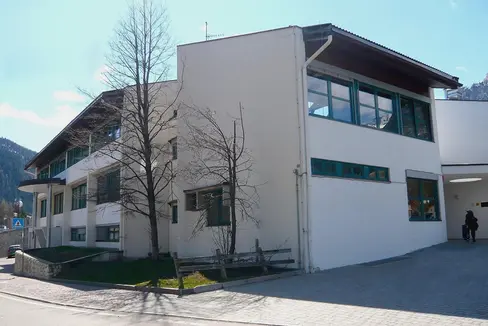 Innerhalb 30. Juni waren die Abschlussprüfungen an den fünf Mittelschulen der ladinischen Täler abgeschlossen. Alle 230 Schülerinnen und Schüler, die im Schuljahr 2023/24 in der 3. Klassenstufe eingeschrieben waren, wurden zur Prüfung zugelassen. Im Bild die Mittelschule Stern/La Ila. (Foto: LPA)