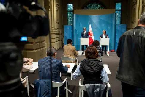 Landeshauptmann Kompatscher (links im Bild) und Landesrat Messner stellten bei der heutigen Pressekonferenz nach der Sitzung der Landesregierung mehrere Beschlüsse vor, unter anderem den Beschluss zur Ernennung der Zentralen Einheit zur Verwaltung der Wartezeiten und Wartelisten. (Foto: LPA/Fabio Brucculeri)