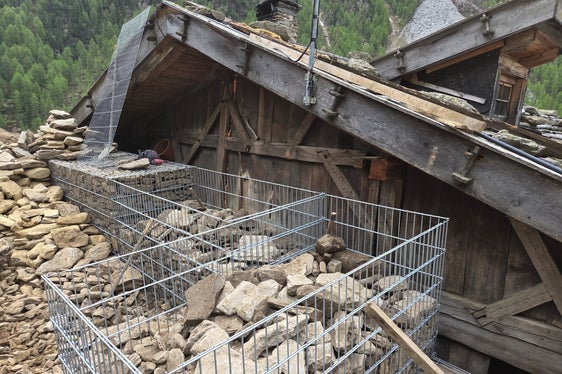 I lavori urgenti volti a proteggere l’edificio sottoposto a tutela storico-artistica nella malga Mitterkaser. (Foto: USP/Ufficio Sistemazione bacini montani ovest presso l’Agenzia per la Protezione civile)
