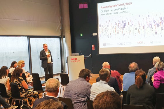 Josef T. Hofer, direttore della Ripartizione Informatica e responsabile della transizione digitale, ha introdotto temi quali il piano triennale per l'informatica e la strategia digitale per l'Alto Adige. (Foto: USP/Ursula Pirchstaller)