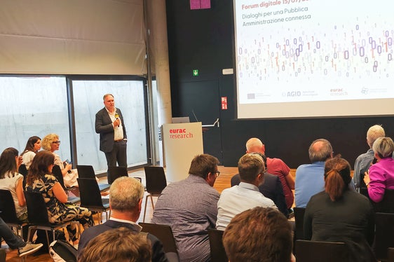 Josef T. Hofer, der Verantwortliche für den digitalen Wandel und Direktor der Landesabteilung Informatik, begrüßte die zahlreich erschienenen Teilnehmer und führte in Thematiken wie den Dreijahresplan für Informatik und die digitale Strategie für Südtirol ein. (Foto: LPA/Ursula Pirchstaller)