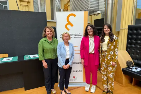 Landesrätin Rosmarie Pamer, Amtsdirektorin Astrid Wiest, Franziska Gasser (Kinder- und Jugendanwaltschaft) sowie Kinder- und Jugendanwältin Daniela Höller bei der Ausbildung für Vormundinnen und Vormunde
von unbegleiteten Minderjährigen. (Foto: LPA/Katharina Fleischmann)