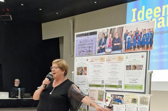 Helga Pircher vom Bildungsausschuss Kastelbell-Tschars bot Einblick in die vielfältigen Aktionen zum Projekt Kastelbell blüht auf. (Foto: LPA/Amt für Weiterbildung und Sprachen)