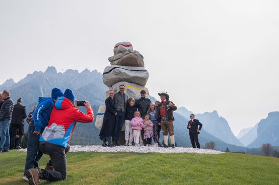 Il presidente Kompatscher posa insieme ad alcuni abitanti di Dobbiaco davanti alla nuova installazione. (Foto: USP(Jacopo Coen)