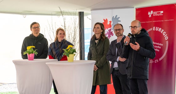 Diskutierten über die Bedeutung der Museen in der Euregio: (v. l.) Martin Kofler (Museum Burg Heinfels), Michaela Stolte (Stadt- und Multschermuseum Sterzing), Edith Hessenberger (Ötztaler Museen), Francesco Frizzera (Museo Storico italiano della Guerra) und Tommaso Dossi (Palazzo della Magnifica Comunità di Fiemme). (Foto: LPA/Daniel von Johnston)