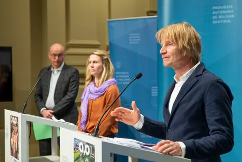 Zero alcol come stile di vita: la nuova edizione della campagna di prevenzione dell'alcol è stata presentata oggi (26.01.23). Nella foto da sinistra: Günther Burger, direttore del Dipartimento Provinciale Salute; Magdalena Platzer, Project Manager, Forum Prevenzione e Peter Koler, direttore Forum Prevenzione (Foto: ASP/Fabio Brucculeri)