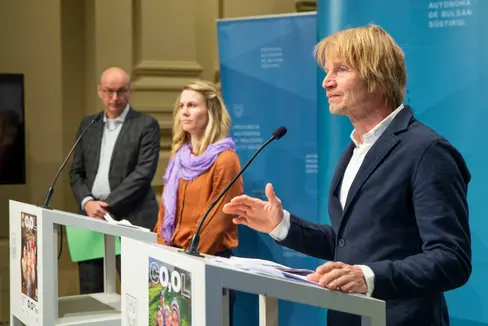 Null Promille als Lifestyle (v.l.): Günther Burger, Direktor des Landesgesundheitsressorts, Projektleiterin Magdalena Platzer, und Forum Prävention Direktor Peter Koler stellten die neue Ausgabe der Alkohol-Präventionskampagne in Bozen vor. (Foto: LPA/Fabio Brucculeri)