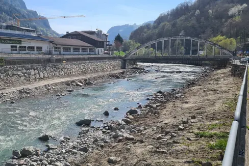 I lavori sul tratto dell'Isarco danneggiato vicino al ponte ad arco di Ponte Gardena. (Foto:Agenzia Protezione Civile/Ufficio provinciale Sistemazione bacini montani nord)