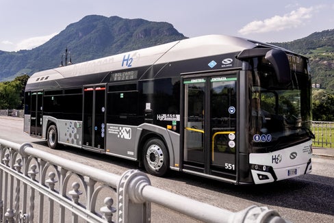 Aktuell werden zwölf Busse der In-House-Gesellschaft des Landes und der Gemeinden Bozen, Meran und Leifers SASA mit Wasserstoff betrieben. (Foto: SASA)