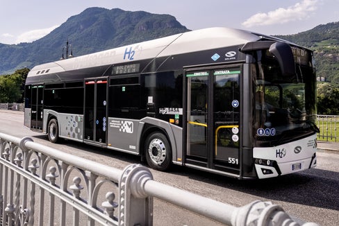 Aktuell werden zwölf Busse der In-House-Gesellschaft des Landes und der Gemeinden Bozen, Meran und Leifers SASA mit Wasserstoff betrieben. (Foto: SASA)