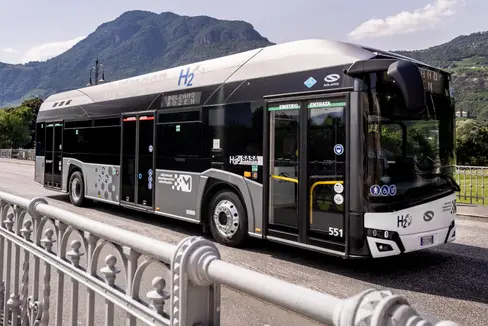 Attualmente, 12 dei circa 400 autobus della SASA funzionano ad idrogeno. 13 autobus elettrici sono in circolazione a Bolzano e Merano (Foto: ASP/SASA)
