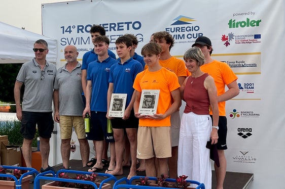 Staffelprämierung (v. l.): Christian Sala (Präsident des Comitato provinciale FIN Trentino), Gianfranco Barbiero (2001 Team Rovereto und Betreiber des Schwimmbads Rovereto), Athleten 2001 Team, Athleten Schwimmclub Brixen, Sabine Mair Dejakum (Präsidentin Schwimmclub Brixen und Organisatorin ESC) (Foto: Euregio)