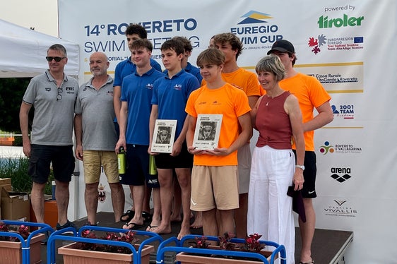 Staffelprämierung (v. l.): Christian Sala (Präsident des Comitato provinciale FIN Trentino), Gianfranco Barbiero (2001 Team Rovereto und Betreiber des Schwimmbads Rovereto), Athleten 2001 Team, Athleten Schwimmclub Brixen, Sabine Mair Dejakum (Präsidentin Schwimmclub Brixen und Organisatorin ESC) (Foto: Euregio)