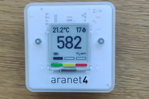 I mesuradëures dla CO2 Aranet4, che ie da śën inant n funzion tla scoles y scolines ladines. (Foto: ASP/Nathalie Stuffer)