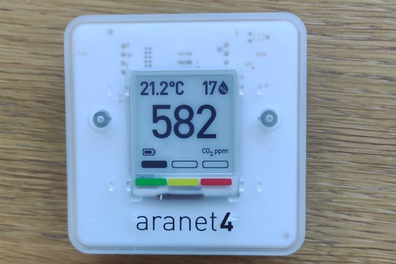 I mesuradëures dla CO2 Aranet4, che ie da śën inant n funzion tla scoles y scolines ladines. (Foto: ASP/Nathalie Stuffer)