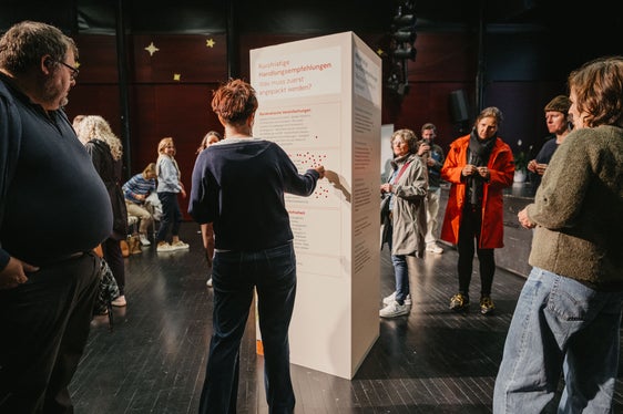 Interaktive Elemente luden dazu ein, sich aktiv in die Diskussion einzubringen. (Foto: LPA/Andreas Senoner)