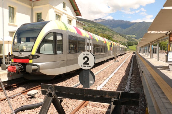 L’elettrificazione della Ferrovia della Val Venosta è giunta alla fase finale. Si tratta di uno dei progetti infrastrutturali più impegnativi per la mobilità pubblica in Alto Adige. (Foto: USP)