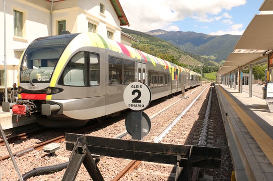 L’elettrificazione della Ferrovia della Val Venosta è giunta alla fase finale. Si tratta di uno dei progetti infrastrutturali più impegnativi per la mobilità pubblica in Alto Adige. (Foto: USP)