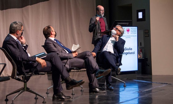 Da sin.: il presidente Kompatscher, l'assessore Vettorato, il presidente del Consorzio dei Comuni, Andreas Schatzer ed al podio Giulio Angelucci (Foto: ASP/Fabio Brucculeri)