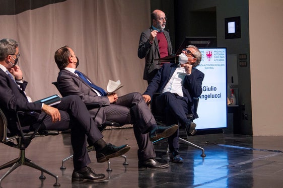 (sitzend v.l.) LH Kompatscher, LR Vettorato, Gemeindenverband-Präsident Andreas Schatzer und (am Podium) Giulio Angelucci (Direktor Amt für Abfallwirtschaft). (Foto: LPA/Fabio Brucculeri)