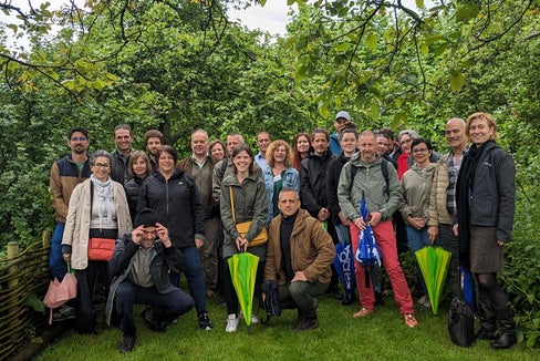 Austausch im Rahmen des Interreg-Projekts CORE: Bei der Studienreise nach Belgien stand auch ein Besuch in den Gärten des „Comité Jean Pain“ auf dem Programm, in denen ein geschlossenes System für die Verwertung der im Garten anfallenden Grünabfälle entwickelt wurde. (Foto: LPA/Landesagentur für Umwelt und Klimaschutz)