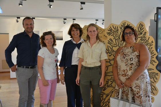 Beim heutigen Besuch in Truden: Bürgermeister Michael Epp, Valentina Princigalli, Landesrätin Hochgruber Kuenzer, Lisa Schweitzer, und Vizebürgermeisterin Daniela Montagna. (Foto: LPA/Marcella Morandini)