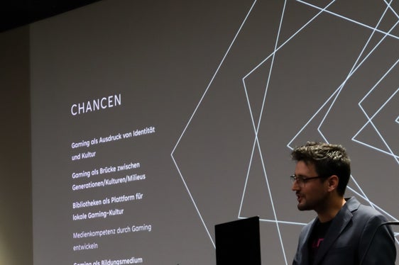 Hannes Waldner, Vorsitzender des Gamingvereins DUNG, organisiert mit seinem Verein Events, vernetzt Gamerinnen und Gamer, schafft Communitys und organisiert Workshops. (Foto: LPA/Amt für Bibliotheken und Lesen)