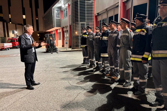 Il 4 novembre l’assessore provinciale alle Foreste Luis Walcher (a sinistra nella foto) ha consegnato ai vigili del fuoco volontari della Bassa Val Venosta i tubi e i raccordi acquistati dalla Ripartizione Servizio Forestale (Foto: USP/Dipartimento Agricoltura, Foreste e Turismo/Sabine Pitscheider)