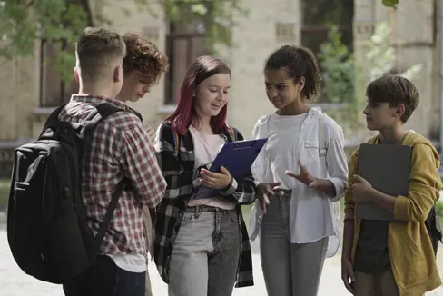 Netzwerk der Sozialdienste und der Bildungseinrichtung soll gestärkt werden: Kinder und Jugendliche sollen bestmögliche Unterstützung bekommen. Darum ging es jüngst bei einer Veranstaltung in Meran. (Foto: Shutterstock)