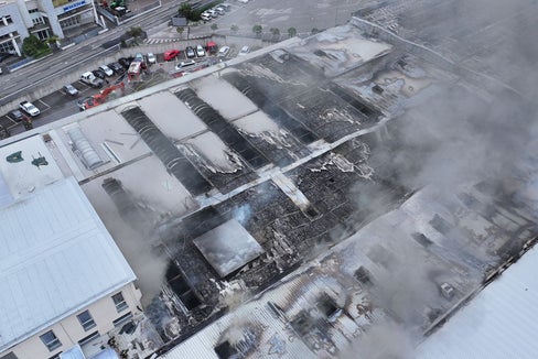 Gli esperti dell'Agenzia provinciale per l'ambiente e la tutela del clima sono intervenuti sul posto per misurare le conseguenze dell'incendio scoppiato ai Piani di Bolzano sulla qualità dell'aria. (Foto: ASP/Vigili del fuoco del Corpo permanente di Bolzano)